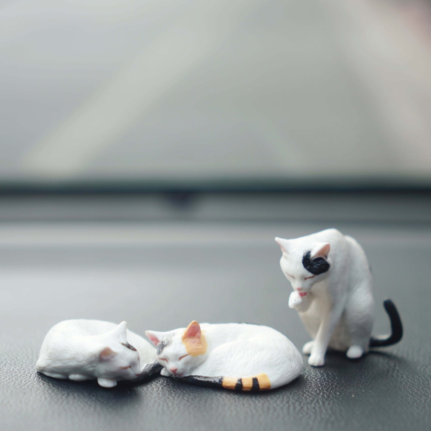 Healing Cat Figurine 1:12 Scale Sphinx Cat Desk Bedside Decoration for Cat Lovers Valentine's Day Gift PVC Material Anti-Fall Dollhouse Miniature Model Cat Cafe Theme Decor